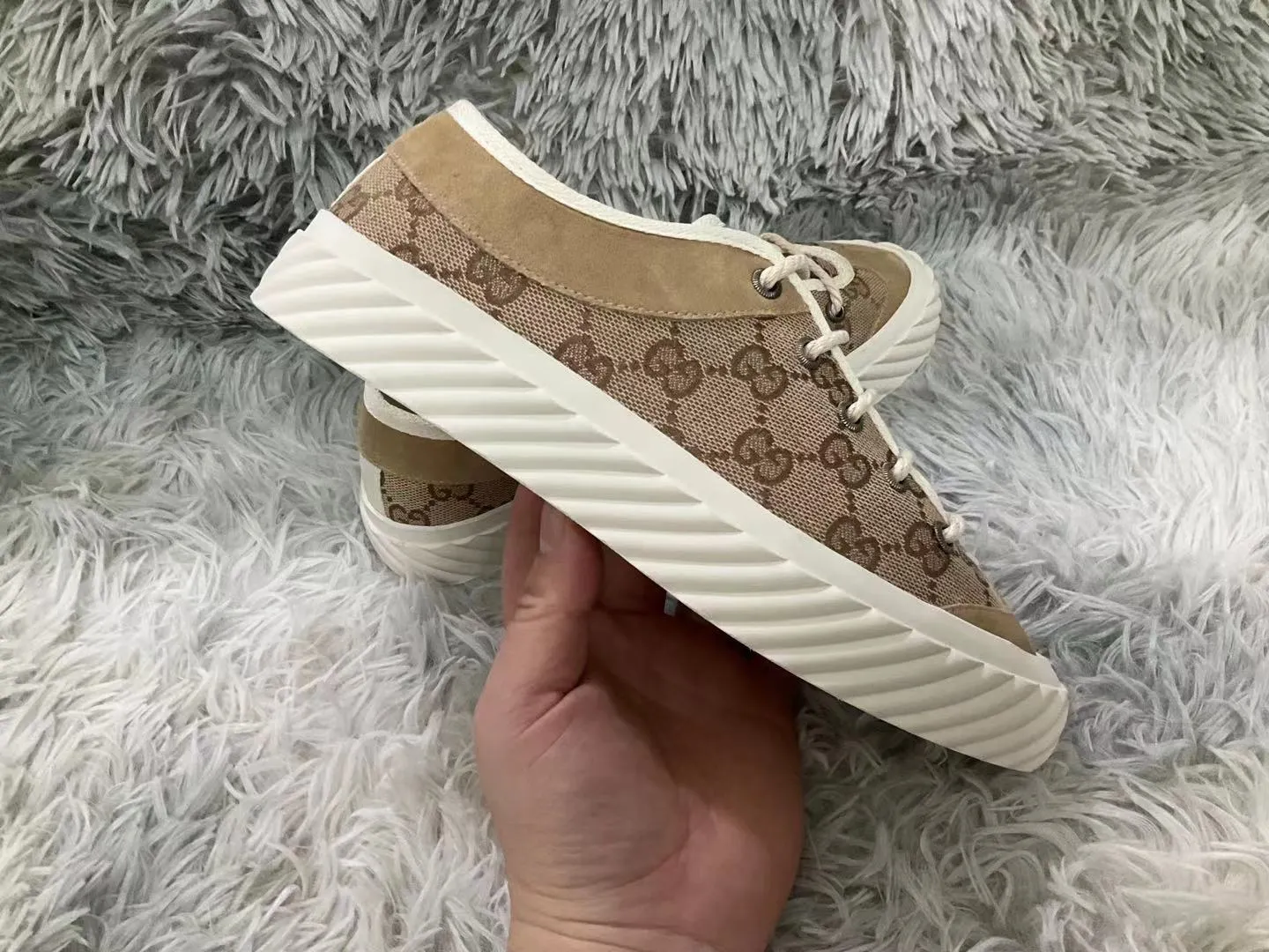 👟👟Ex-factory price 440👟👟 2023 Gucci casual sneakers, top version! 🌸1:1 reproduction. New model for early spring, creating a perfect style💣💣💣street style🔥🔥🔥cool and trendy C-level fashionable outfit with retro and futuristic feel🌹🌹🌹classic shoe shape + British color matching design, super attractive. All kinds of leather splicing, original reverse mold last, imported high-end knitting needle jacquard fabric showing exquisite texture! Open mold to customize high-density outsole. Comes fully packaged. Size: Female 35-41 Male 39-46